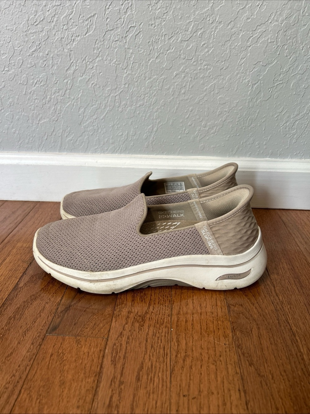 Skechers Go Walk Walking Shoes Slip-Ins Arch Fit Women’s Size 7 Taupe